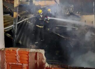 Incêndio destrói residência na Praia de Armação, em Penha