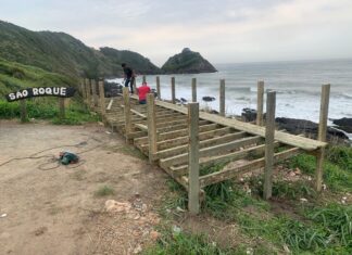 Secretaria de Turismo de Penha inicia construção do mirante na praia de São Roque