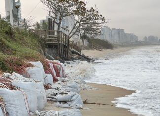 Balneário Piçarras: Trecho inicial do deck Norte cai parcialmente após mar agitado