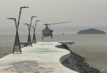 Helicóptero Águia da PMSC realiza teste de pouso no molhe de Balneário Piçarras