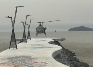 Helicóptero Águia da PMSC realiza teste de pouso no molhe de Balneário Piçarras