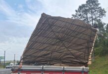 PRF flagra caminhão com carga inclinada na BR-101 em Barra Velha