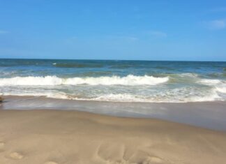 Bombeiros retomam as buscas por jovem que se afogou na Praia do Tabuleiro