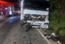 Caminhão e carro colidem na SC-414, em Luiz Alves