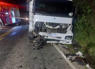 Caminhão e carro colidem na SC-414, em Luiz Alves