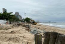 Balneário Piçarras: Setor da praia destruído pela ressaca começa a ser recuperado