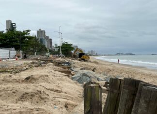 Balneário Piçarras: Setor da praia destruído pela ressaca começa a ser recuperado