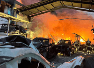Bombeiros combatem incêndio de grandes proporções em Itajaí após 14 horas de trabalho