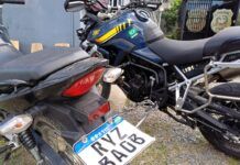 Homem é preso por adulterar placa de moto com fita adesiva