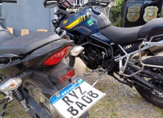 Homem é preso por adulterar placa de moto com fita adesiva