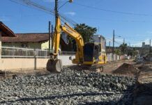 Balneário Piçarras: Rua Maria Pinto Santana avança na obra de pavimentação asfáltica