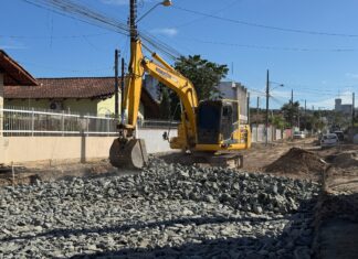 Balneário Piçarras: Rua Maria Pinto Santana avança na obra de pavimentação asfáltica