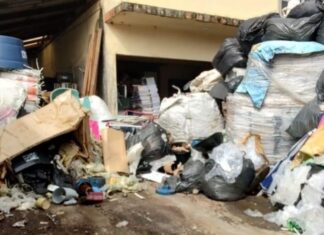 Após denúncias, Prefeitura de Navegantes faz retirada de material reciclável que se acumulava em casa