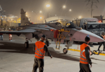 Navio com mais um caça F-39 Gripen já está no litoral brasileiro e deve chegar nesta quinta-feira em Navegantes