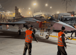 Navio com mais um caça F-39 Gripen já está no litoral brasileiro e deve chegar nesta quinta-feira em Navegantes
