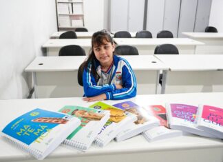 Educação de Penha entrega materiais didáticos em Braille para aluna Nicolly