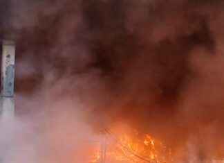 Incêndio atinge galpão de reciclagem em Navegantes