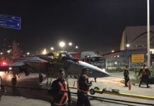 Novo caça da FAB chega ao porto de Navegantes e é transportado pelas ruas até o aeroporto