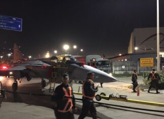 Novo caça da FAB chega ao porto de Navegantes e é transportado pelas ruas até o aeroporto