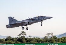 Caça da FAB decola do aeroporto de Navegantes