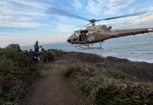 Mulher de 65 anos sofre queda em trilha na praia de São Miguel e é resgatada por helicóptero do Corpo de Bombeiros
