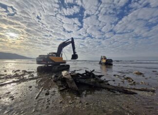 Prefeitura retira embarcação encalhada na praia do Gravatá em Navegantes