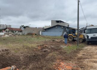 Barra Velha realiza ação contra invasão de área destinada à instalação de uma praça na rua 100, em Itajuba