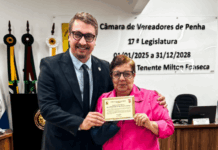 Dona Laurinha recebe moção de aplauso na Câmara de Penha