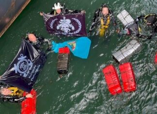 PMSC e PF apreendem mais de 270 kg de cocaína em casco de navio
