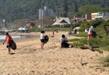 Voluntários se reuniram para limpeza da Praia Grande no último sábado