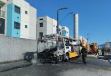 Ônibus pega fogo em Navegantes