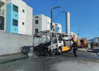 Ônibus pega fogo em Navegantes