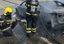 Veículo é destruído por incêndio na beira-mar de Balneário Piçarras