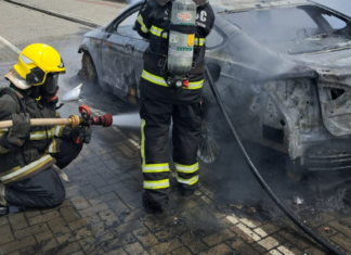 Veículo é destruído por incêndio na beira-mar de Balneário Piçarras