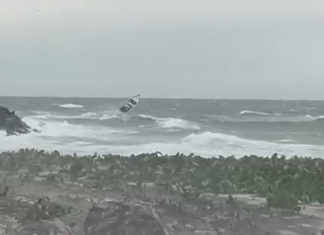 Guarda-vidas resgatam homem arremessado ao mar após embarcação ser atingida por onda em Balneário Barra do Sul