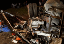 Motorista fica gravemente ferido após caminhão capotar na BR-376, em Garuva