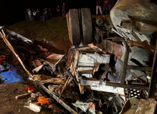 Motorista fica gravemente ferido após caminhão capotar na BR-376, em Garuva