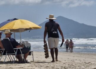 Navegantes abre credenciamento para comércio ambulante e atividades náuticas na orla