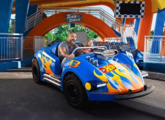 Beto Carrero World inaugura atração “Hot Wheels Turbo Drive” em grande estilo no Dia das Crianças
