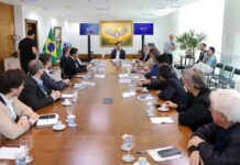 Prefeitos da AMFRI realizam visita técnica no Paraná para conhecer tecnologia de bonde elétrico com “trilhos” de sensores magnéticos
