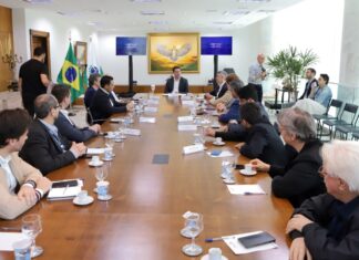 Prefeitos da AMFRI realizam visita técnica no Paraná para conhecer tecnologia de bonde elétrico com “trilhos” de sensores magnéticos