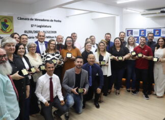 Câmara de Penha homenageia profissionais da educação com o Prêmio Professor Comprometido