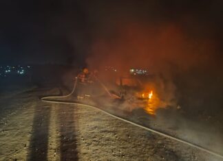 Bombeiros controlam incêndio em veículo na BR-101, em Barra Velha