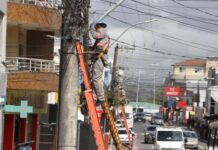 Mutirão retira fios de postes em principais vias de Navegantes