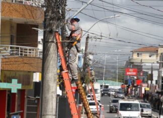 Mutirão retira fios de postes em principais vias de Navegantes