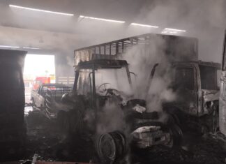 Incêndio destrói veículos e máquinas em galpão de empresa de extração de areia em Araquari