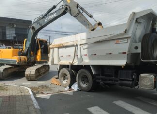 Homem morre atropelado por caminhão caçamba em Navegantes