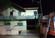 Incêndio em residência mobiliza Bombeiros de Penha durante a madrugada