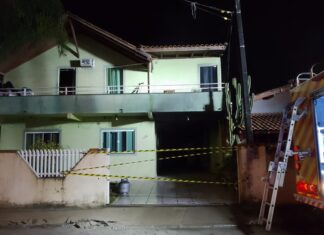 Incêndio em residência mobiliza Bombeiros de Penha durante a madrugada