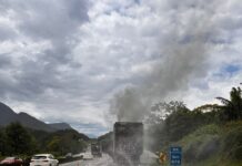 Incêndio destrói carreta carregada com papel higiênico na BR-376, em Guaratuba
